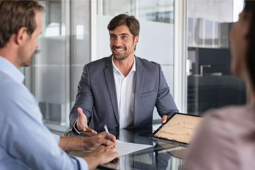 Assessor de investimentos em reunião